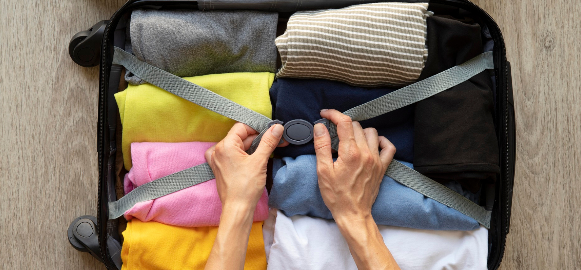 Na zdjęciu widać pakowanie walizki na wyjazd metodą pakowania w rulon pakowanie walizki na wyjazd metodą pakowania w rulon