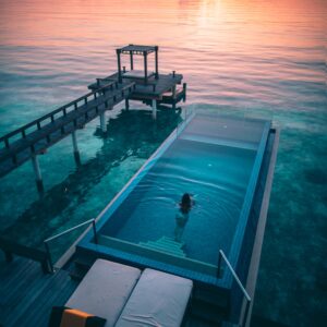 Dziewczyna kąpie się w luksusowym basenie na Malediwach