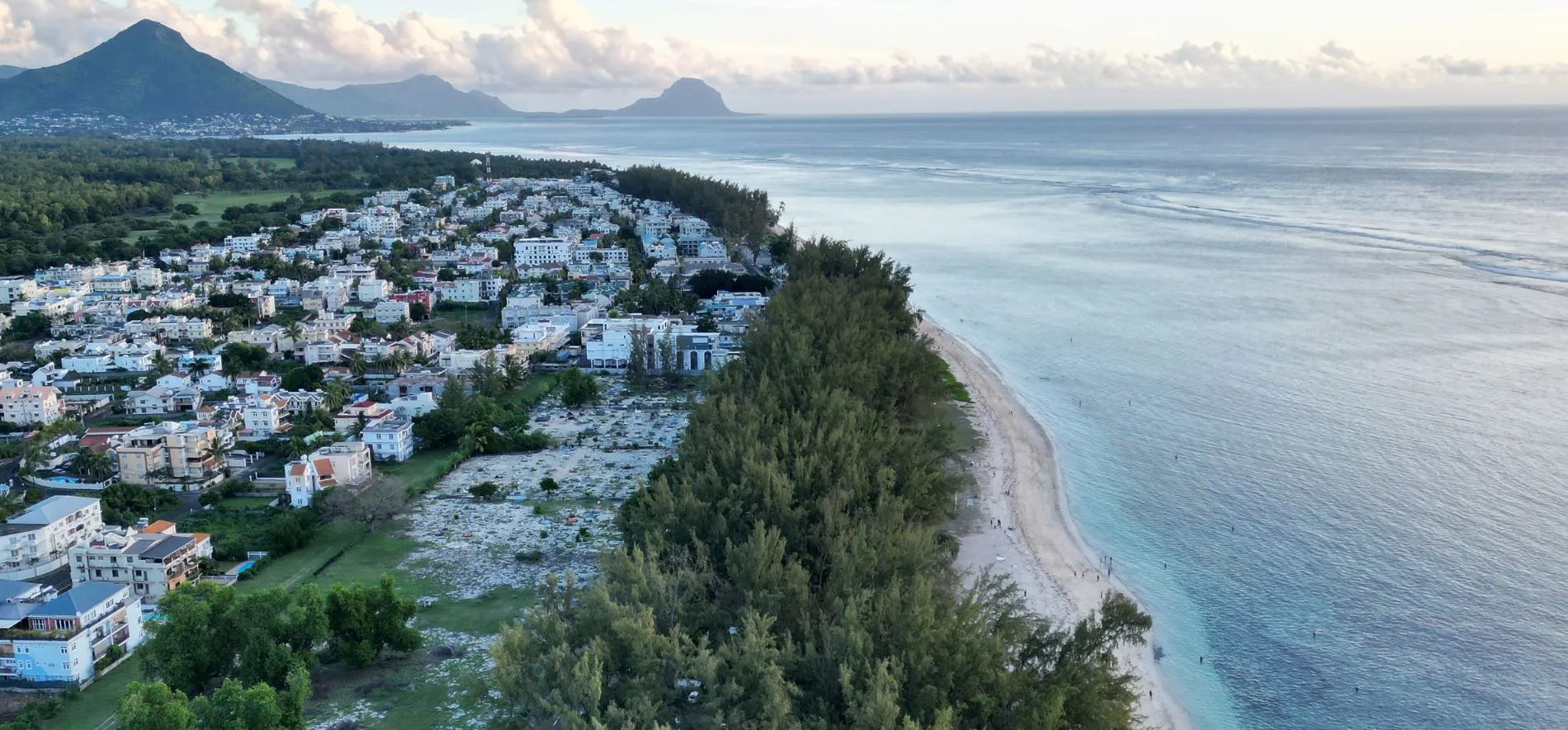 Zdjęcie pokazuje Mauritus z lotu drona dji fly Mauritus z lotu drona dji fly