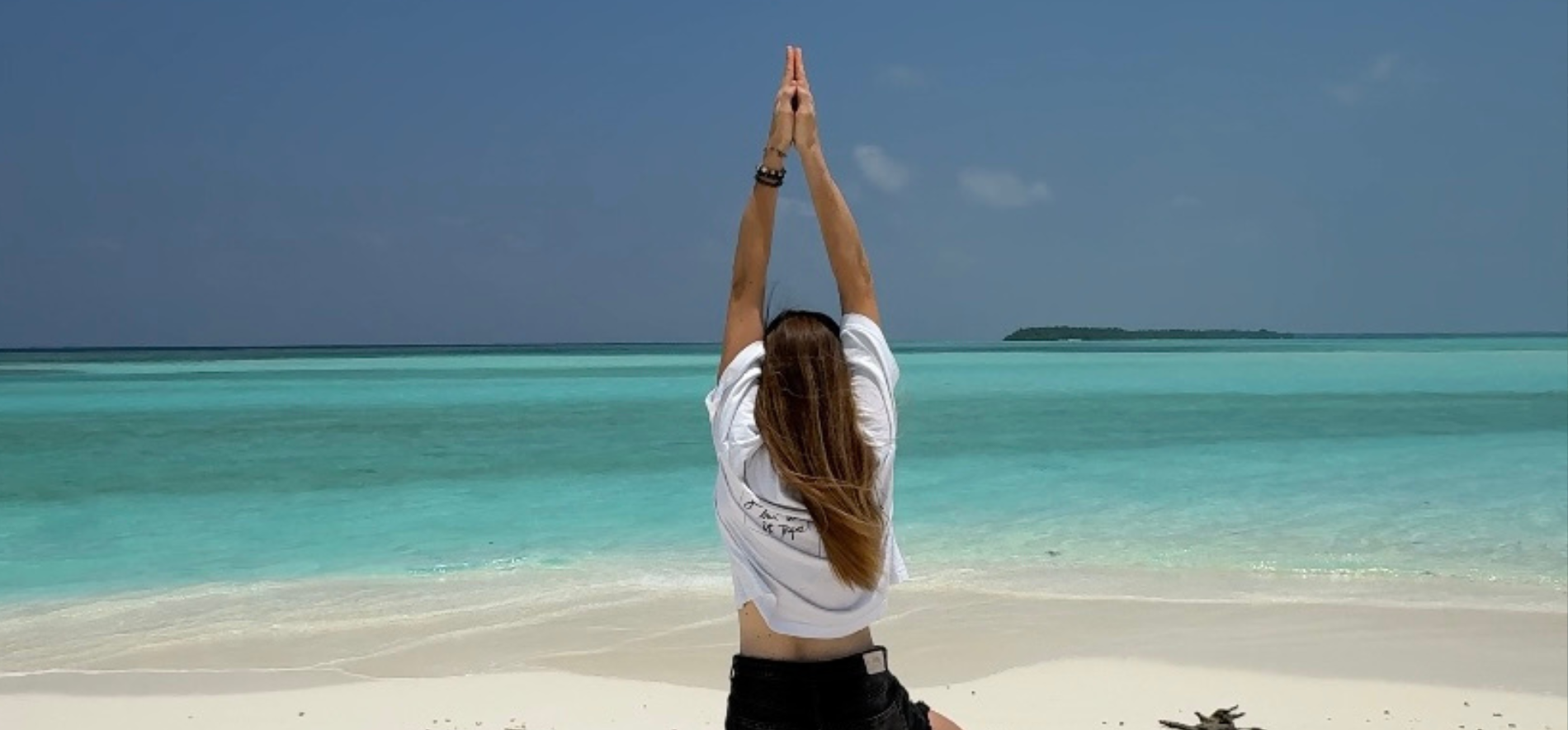 dziewczyna cwiczaca joge na plazy