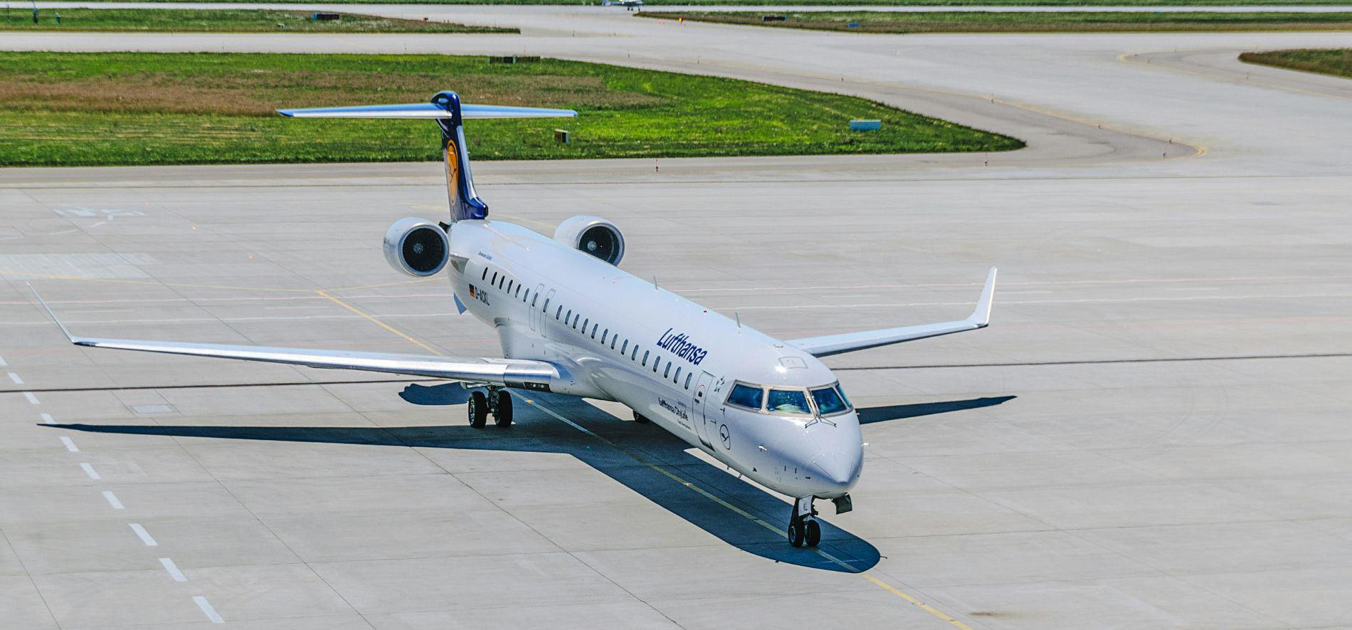 Samolot na pasie startowym.